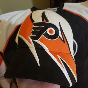 Philadelphia Flyers (18) Reebok Jersey and Hat Youth L/XL.
